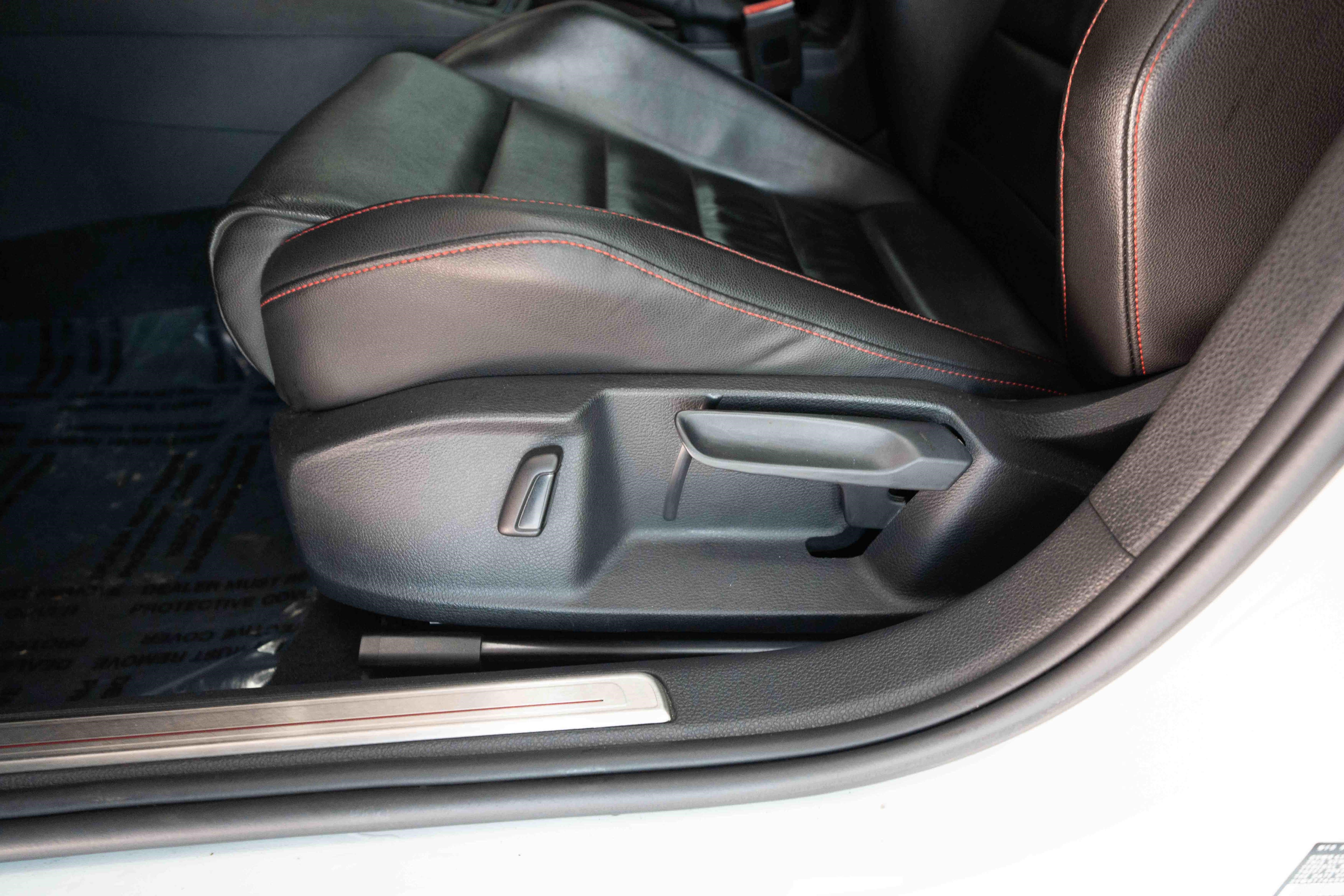 Used 2019 Volkswagen Golf 4-Door FWD image 12