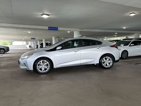 Used 2018 Chevrolet Volt Premier w/ Driver Confidence Package FWD image 2