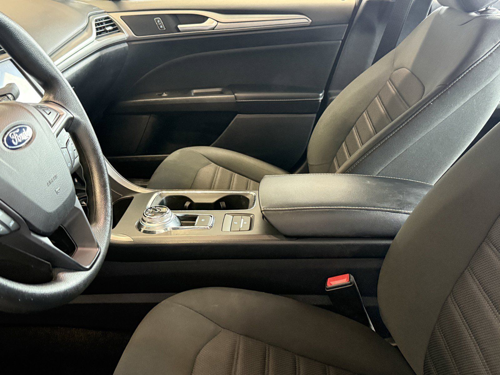 Used 2020 Ford Fusion SE FWD image 27