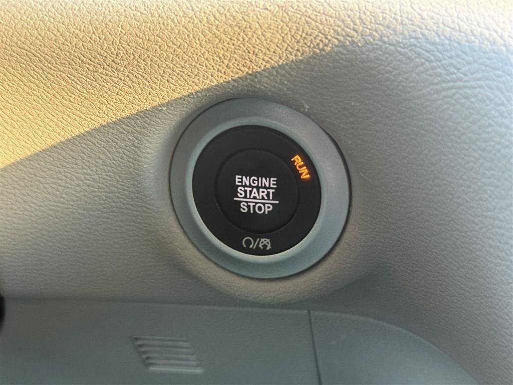 Used 2024 Chrysler Pacifica Touring-L FWD image 27