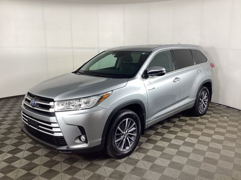 Used 2017 Toyota Highlander XLE AWD/4WD image 5