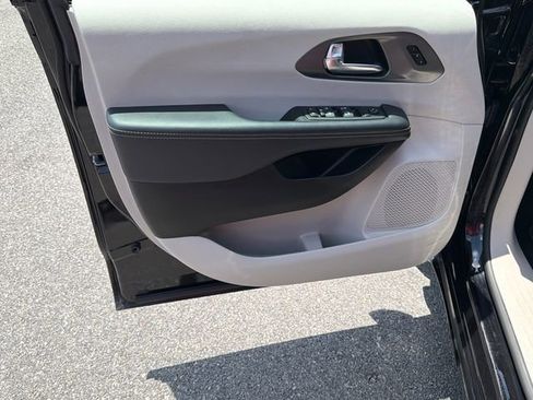 Used 2024 Chrysler Pacifica Touring-L FWD image 10