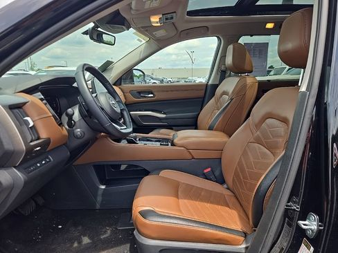 Used 2023 Nissan Pathfinder Platinum AWD/4WD image 6