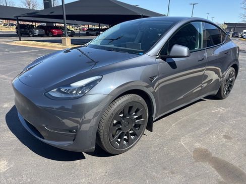 Used 2022 Tesla Model Y Long Range image 1