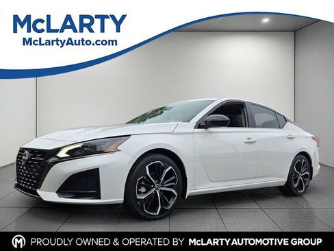 Used 2023 Nissan Altima 2.5 SR w/ SR Premium Package FWD image 1