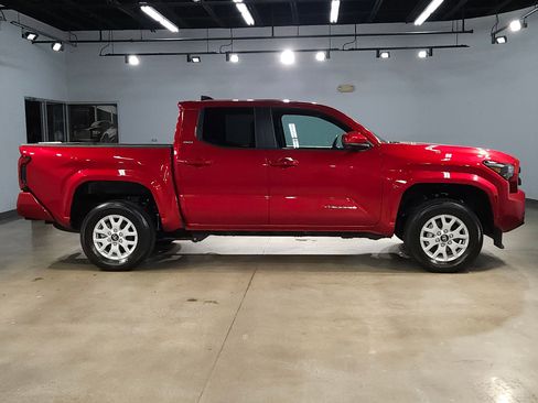 Certified 2025 Toyota Tacoma SR5 AWD/4WD image 8