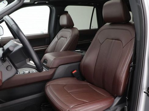 Used 2024 Ford Expedition Limited image 17