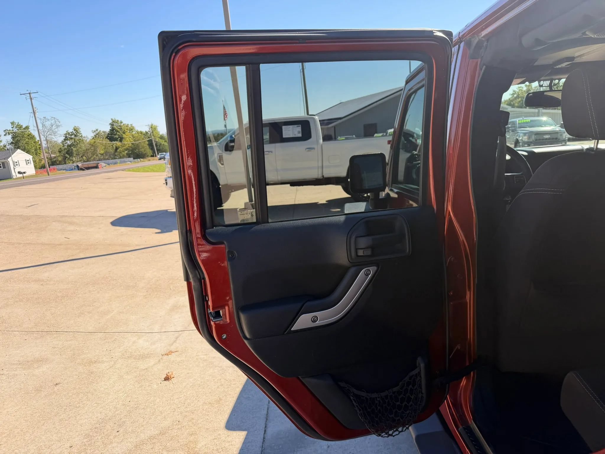 Used 2014 Jeep Wrangler Unlimited Sahara w/ Connectivity Group AWD/4WD image 33