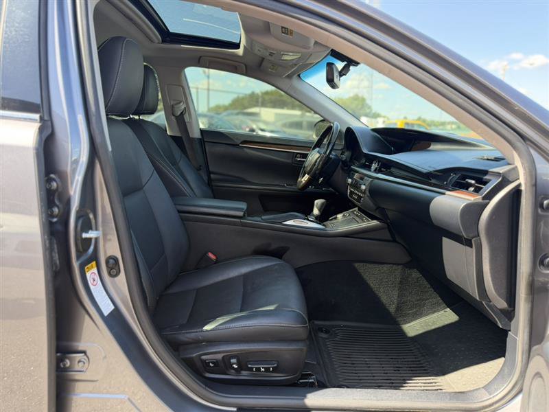 Used 2016 Lexus ES 350 w/ Navigation System Package FWD image 21