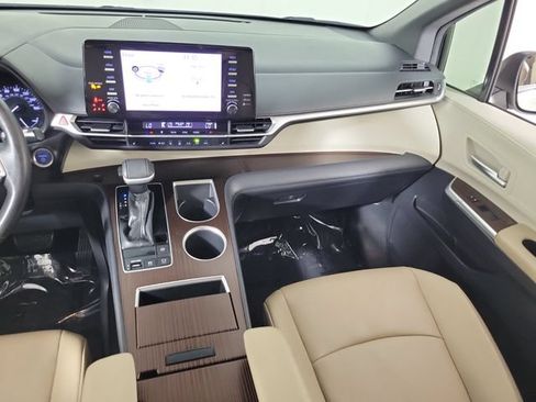 Used 2021 Toyota Sienna XLE FWD image 17