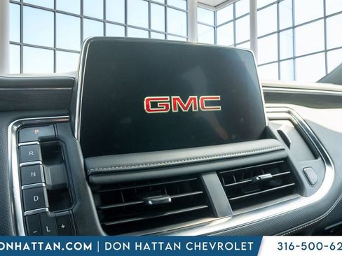 Used 2024 GMC Yukon XL SLT AWD/4WD image 7