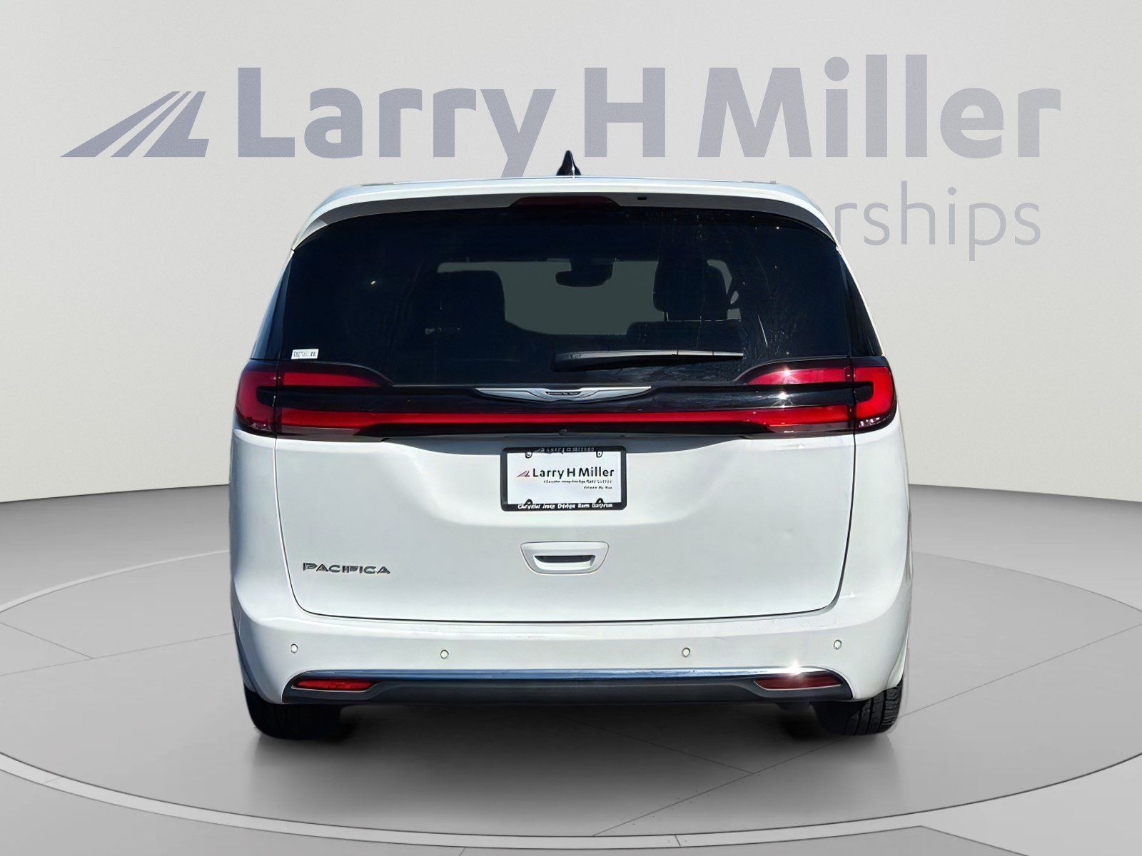 Used 2025 Chrysler Pacifica Select FWD image 5