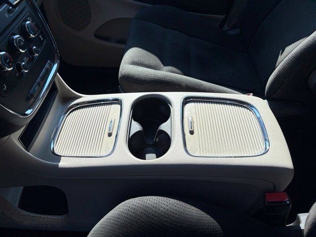 Used 2016 Dodge Grand Caravan SXT w/ UConnect Hands-Free Group FWD image 19