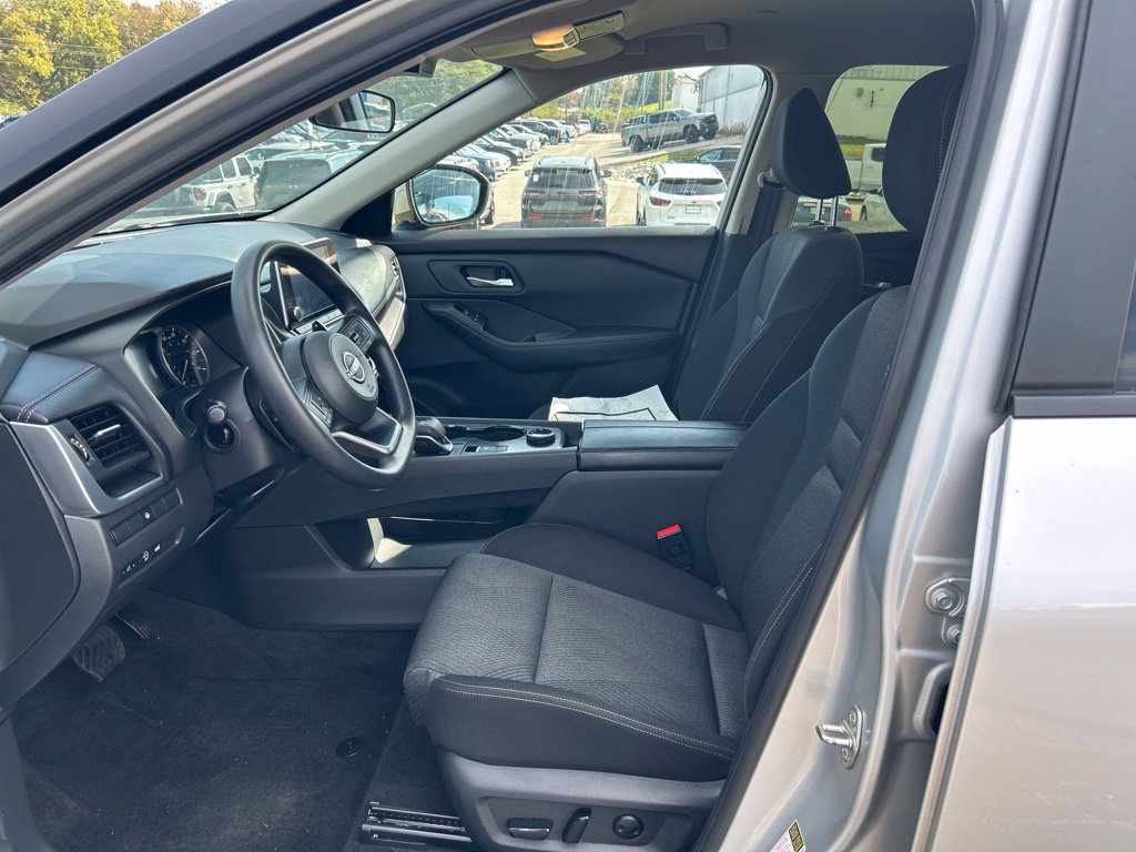 Used 2024 Nissan Rogue SV AWD/4WD image 6