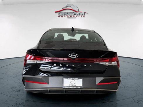 Used 2025 Hyundai Elantra Sport FWD image 18