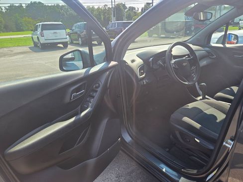 Used 2019 Chevrolet Trax LS w/ Tint and Cruise Package FWD image 6