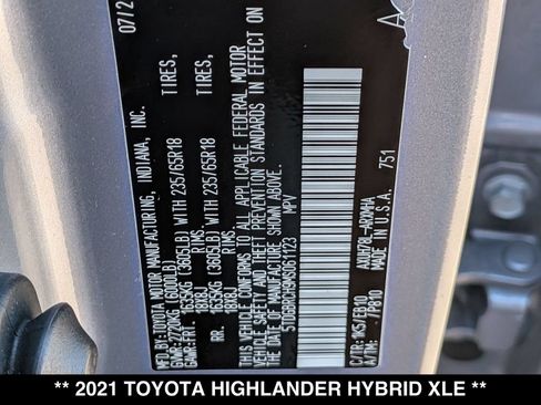 Used 2021 Toyota Highlander XLE AWD/4WD image 28
