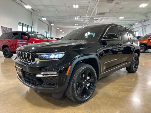 Used 2025 Jeep Grand Cherokee Limited AWD/4WD image 3