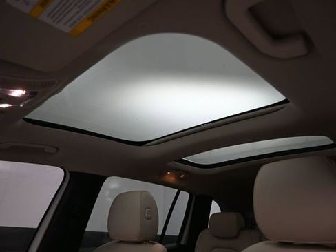 Used 2023 Mercedes-Benz GLB 250 w/ Premium Package image 23