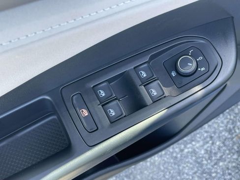 Certified 2025 Volkswagen Taos SE FWD image 17