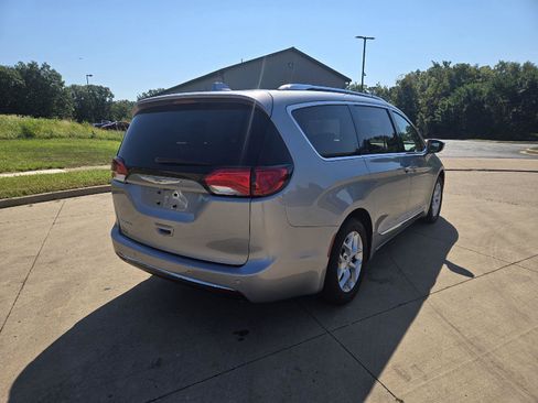 Used 2019 Chrysler Pacifica Touring-L Plus w/ Tire & Wheel Group FWD image 3