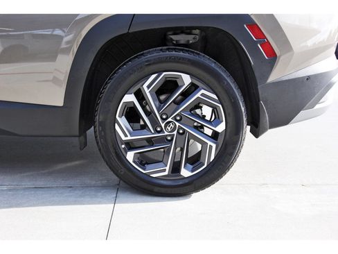 Certified 2025 Hyundai Tucson Limited AWD/4WD image 30