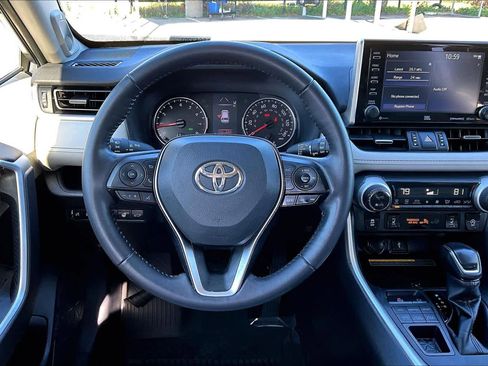 Used 2020 Toyota RAV4 XLE Premium image 5