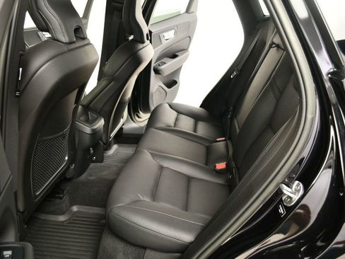 Used 2022 Volvo XC60 B5 Momentum w/ Protection Package Premier image 32