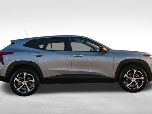 Used 2025 Chevrolet Trax RS image 4