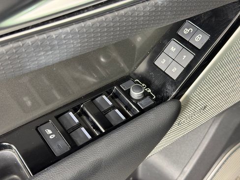 Used 2020 Land Rover Range Rover Velar S image 24