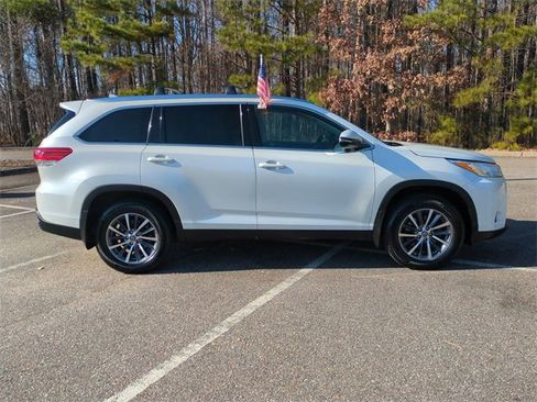 Used 2019 Toyota Highlander XLE image 3