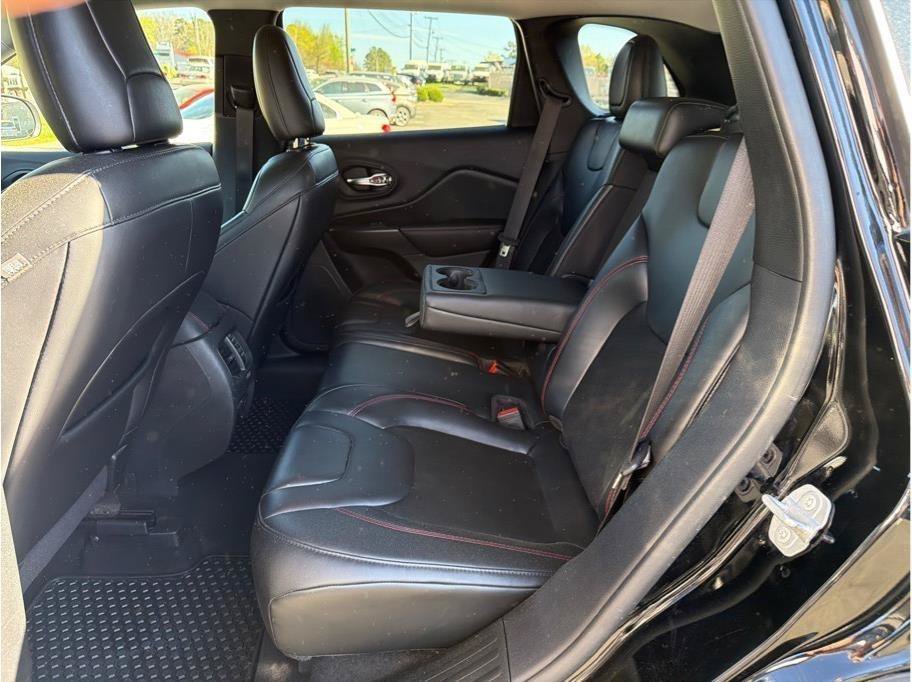 Used 2020 Jeep Cherokee Trailhawk w/ Technology Group AWD/4WD image 12