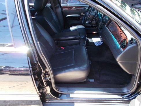 Used 2011 Lincoln Town Car Executive L RWD image 17