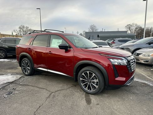 New 2026 Nissan Pathfinder Platinum image 2