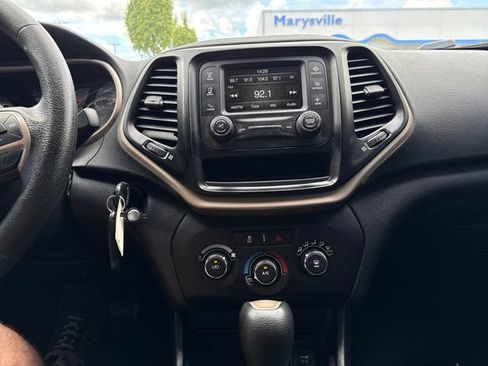 Used 2017 Jeep Cherokee Sport FWD image 21