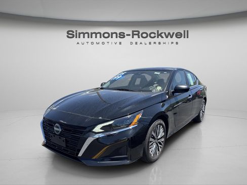 Used 2025 Nissan Altima 2.5 SV FWD image 1