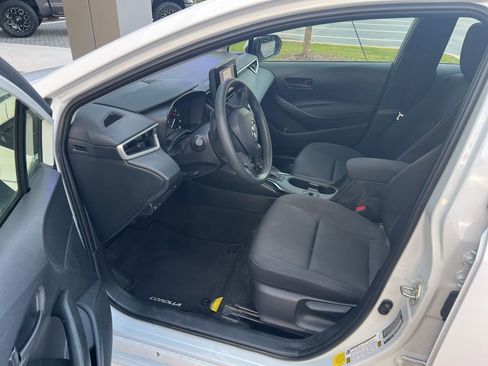 Used 2023 Toyota Corolla LE image 6