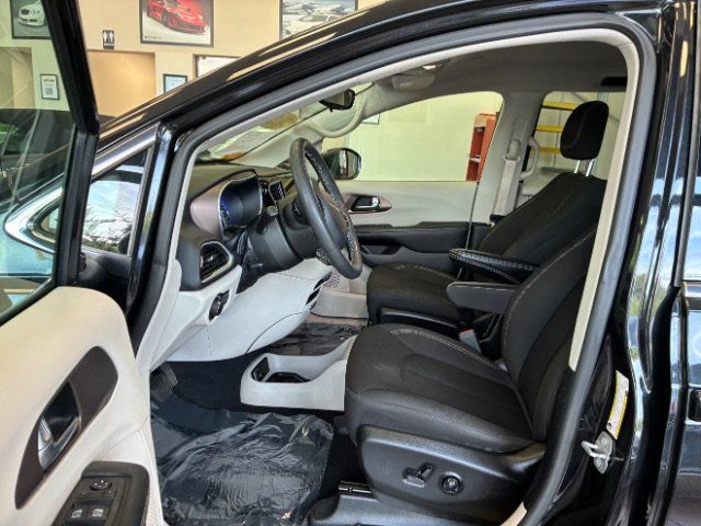 Used 2022 Chrysler Voyager LX FWD image 16