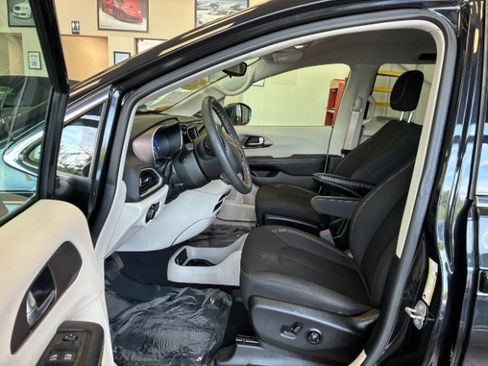 Used 2022 Chrysler Voyager LX FWD image 16