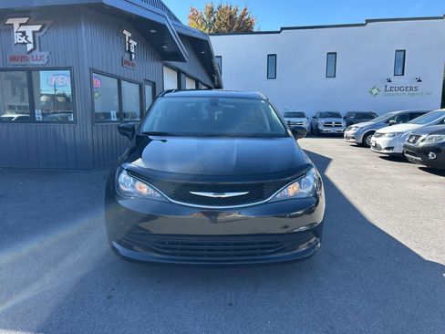 Used 2017 Chrysler Pacifica Touring w/ Tire & Wheel Group image 8