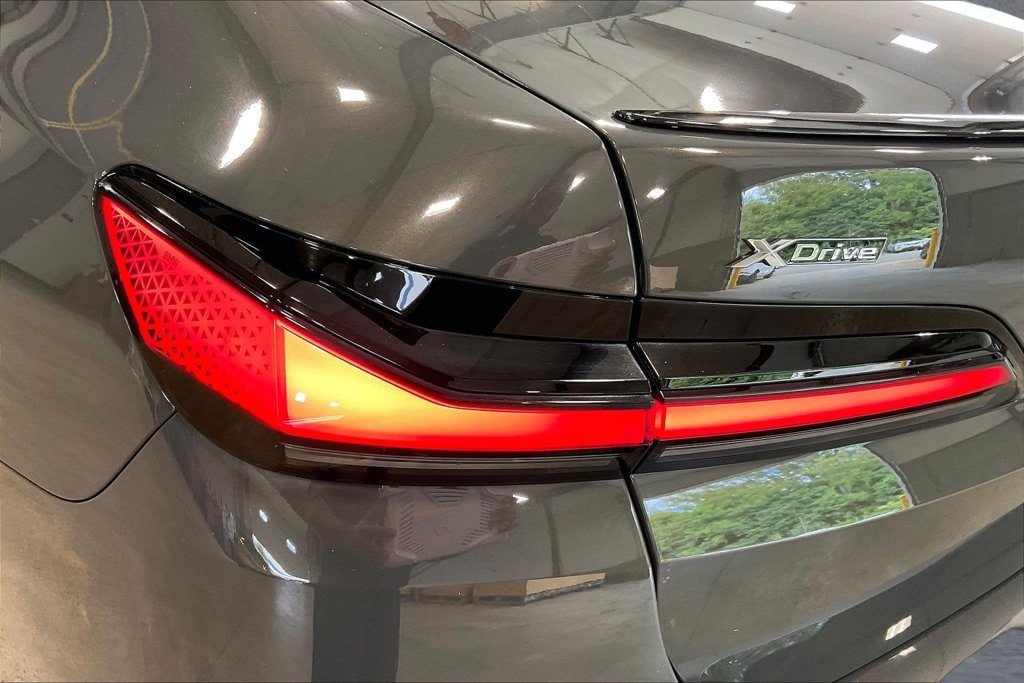Used 2026 BMW 750e xDrive AWD/4WD image 24