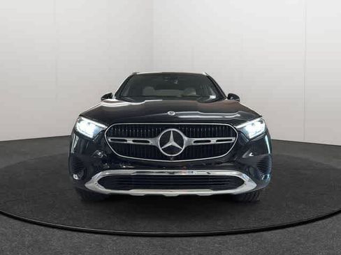 Used 2025 Mercedes-Benz GLC 300 4MATIC image 2