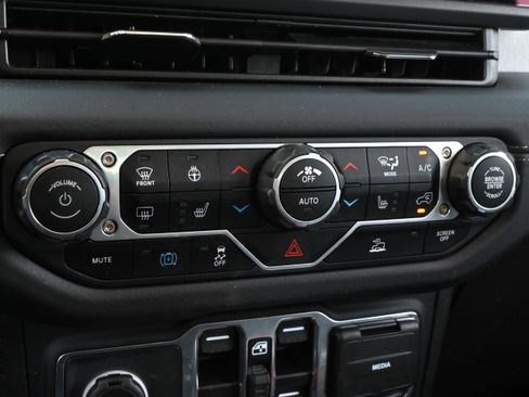 Used 2025 Jeep Wrangler Sahara image 20