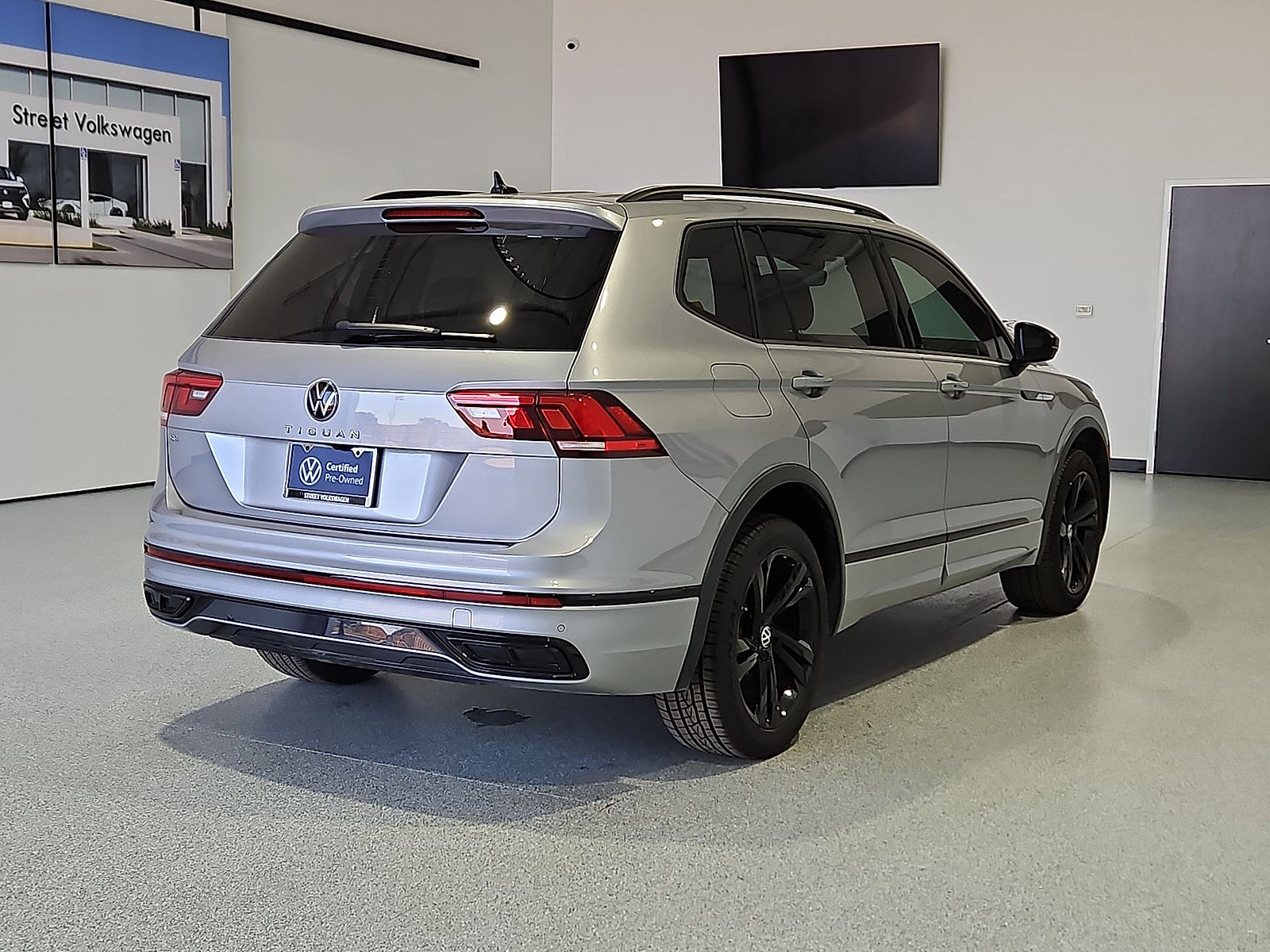 Certified 2024 Volkswagen Tiguan SE R-Line w/ MDO Package, Three-Row FWD image 8