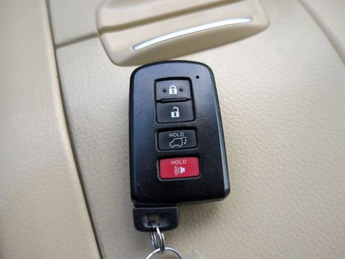 Certified 2016 Toyota Highlander XLE FWD image 30