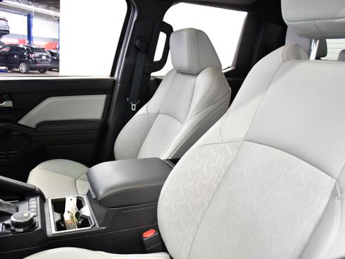 Used 2024 Toyota Tacoma Limited w/ Limited Package (LT) image 17