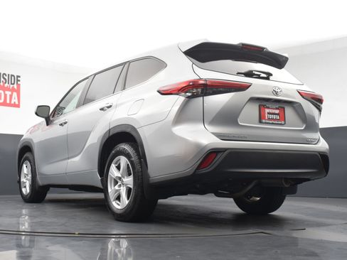 Used 2023 Toyota Highlander LE AWD/4WD image 29