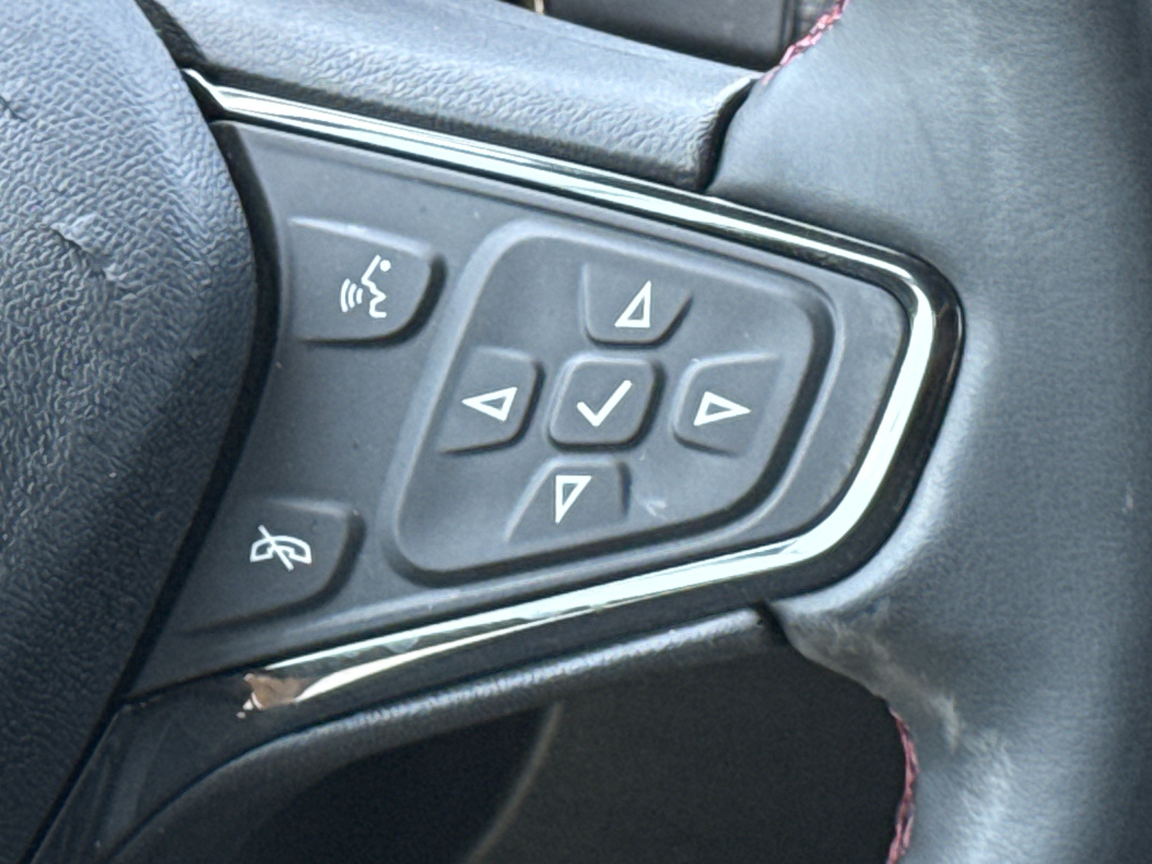 Used 2023 Chevrolet Equinox RS w/ RS Leather Package FWD image 17