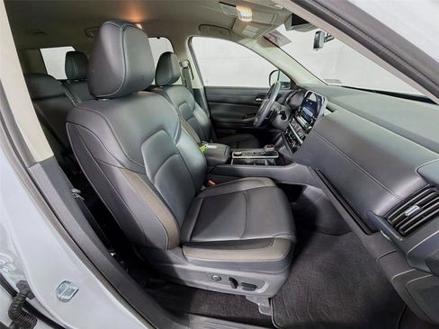 Used 2025 Nissan Pathfinder SL AWD/4WD image 28