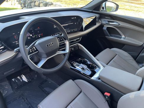 Used 2025 Audi Q5 Premium Plus w/ Premium Plus image 32